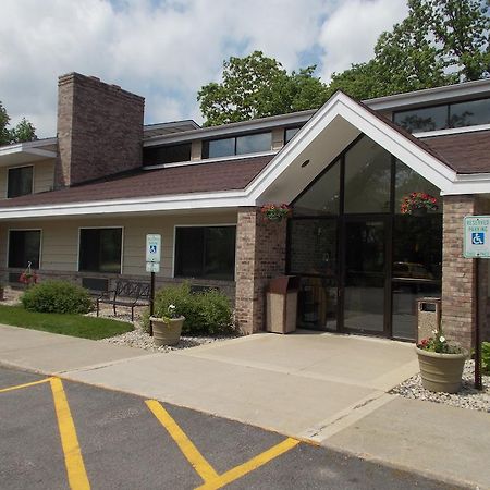 Boarders Inn And Suites By Cobblestone Hotels - Ripon Bagian luar foto