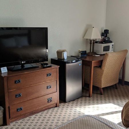 Boarders Inn And Suites By Cobblestone Hotels - Ripon Bagian luar foto