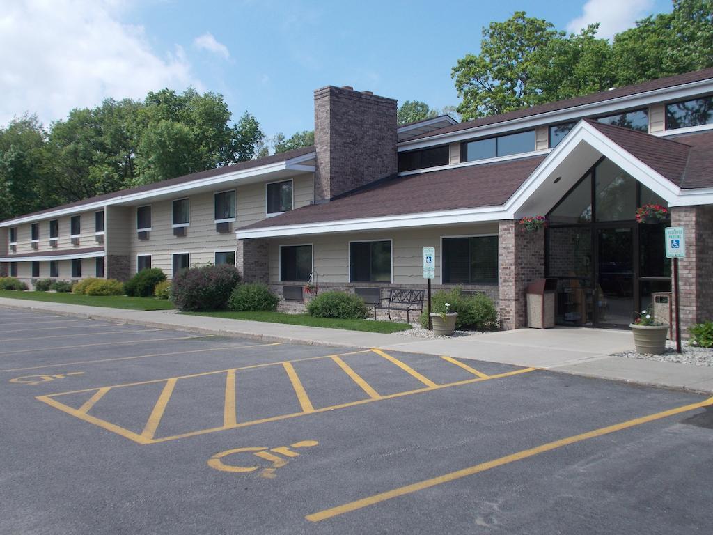 Boarders Inn And Suites By Cobblestone Hotels - Ripon Bagian luar foto