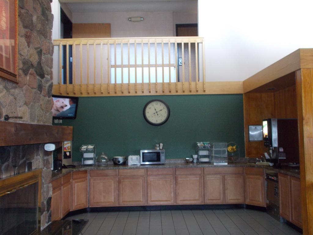 Boarders Inn And Suites By Cobblestone Hotels - Ripon Bagian luar foto