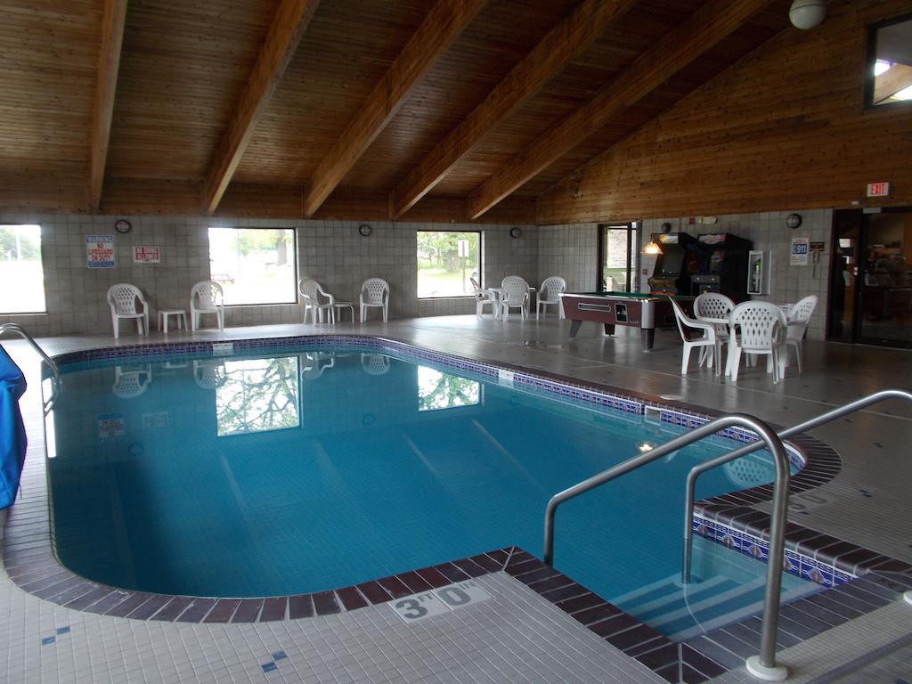 Boarders Inn And Suites By Cobblestone Hotels - Ripon Bagian luar foto