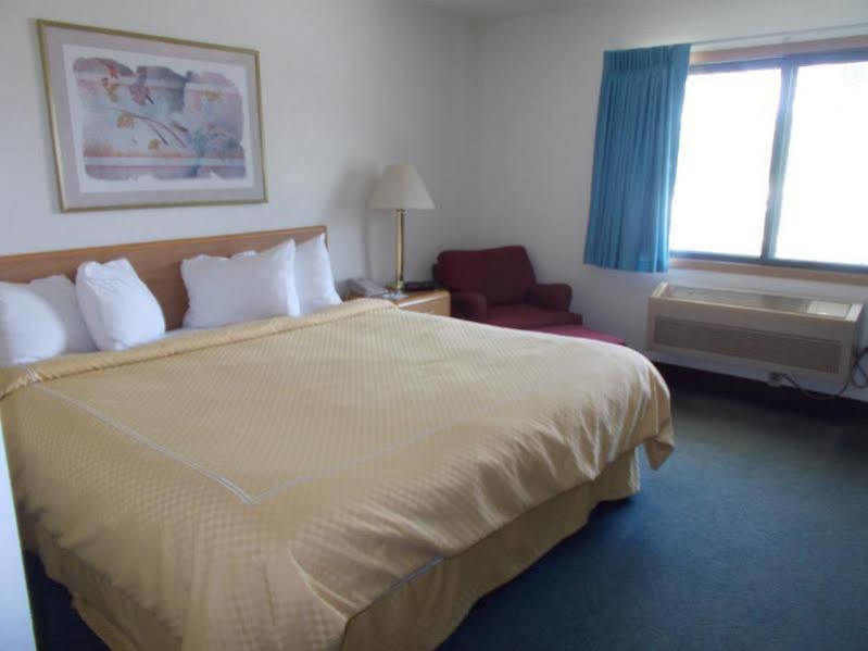 Boarders Inn And Suites By Cobblestone Hotels - Ripon Bagian luar foto