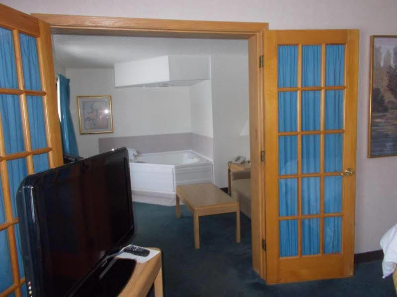 Boarders Inn And Suites By Cobblestone Hotels - Ripon Bagian luar foto