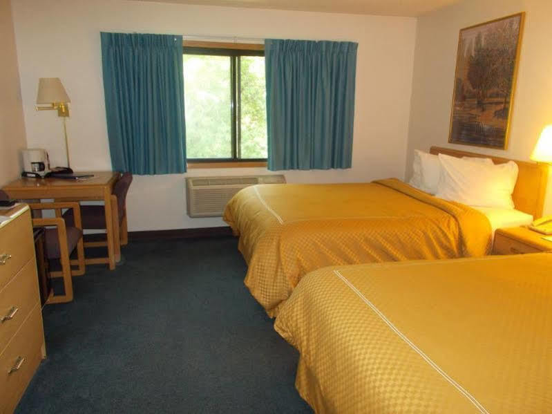 Boarders Inn And Suites By Cobblestone Hotels - Ripon Bagian luar foto