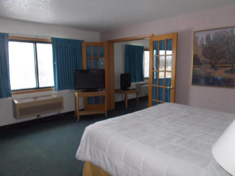 Boarders Inn And Suites By Cobblestone Hotels - Ripon Bagian luar foto