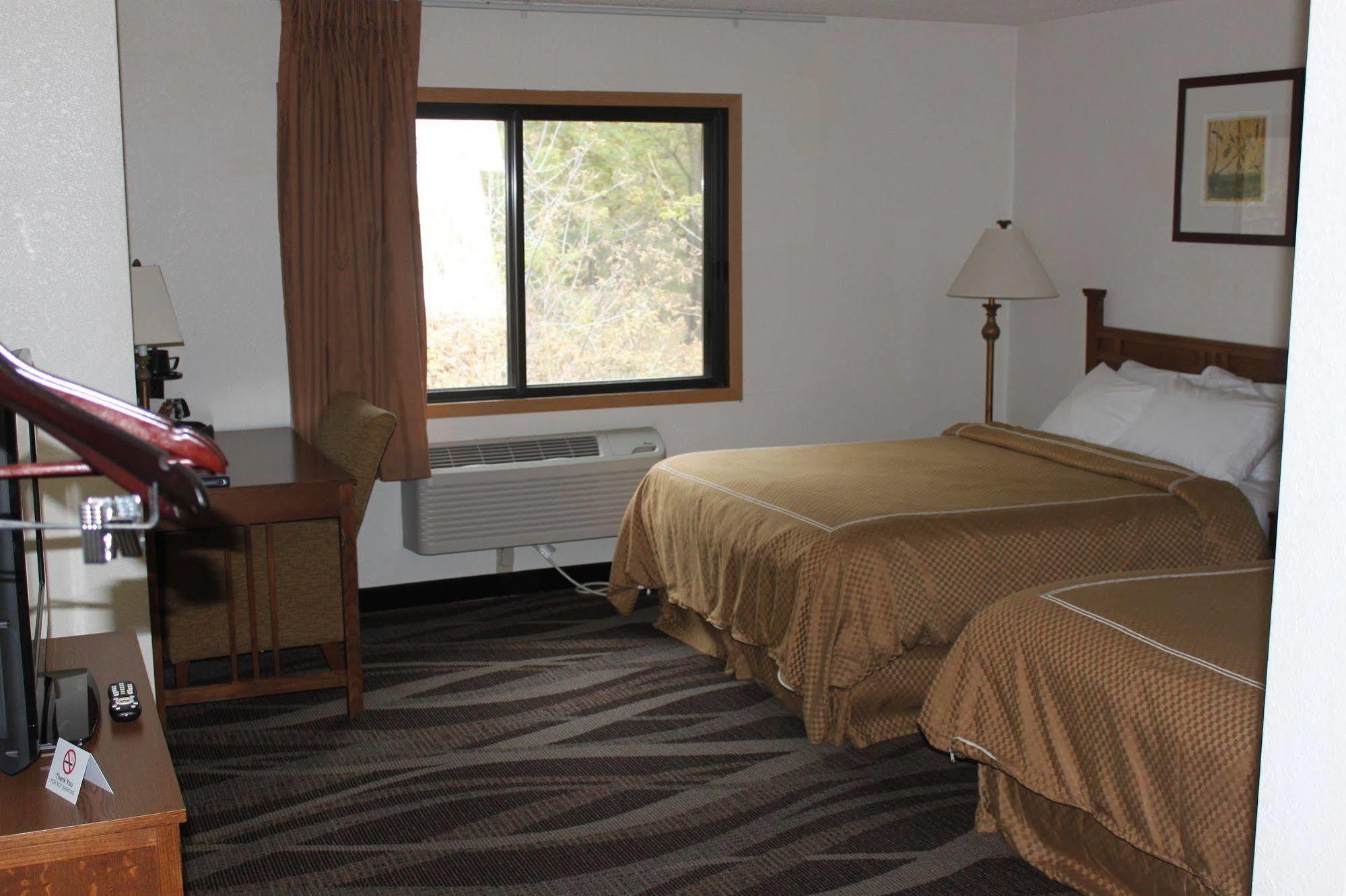 Boarders Inn And Suites By Cobblestone Hotels - Ripon Bagian luar foto