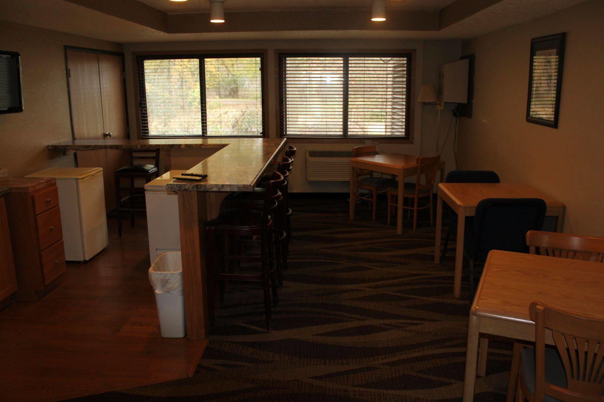 Boarders Inn And Suites By Cobblestone Hotels - Ripon Bagian luar foto