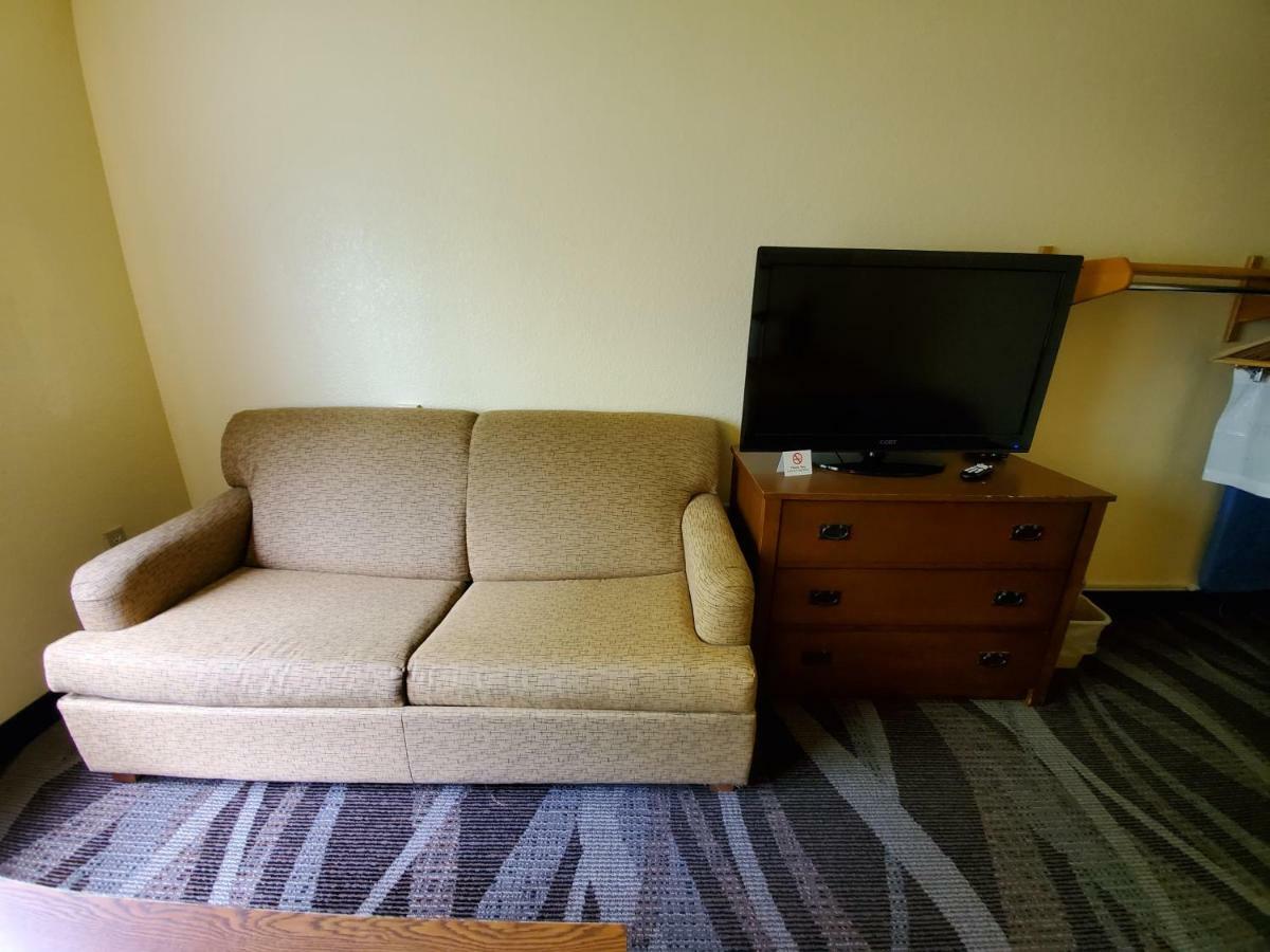 Boarders Inn And Suites By Cobblestone Hotels - Ripon Bagian luar foto