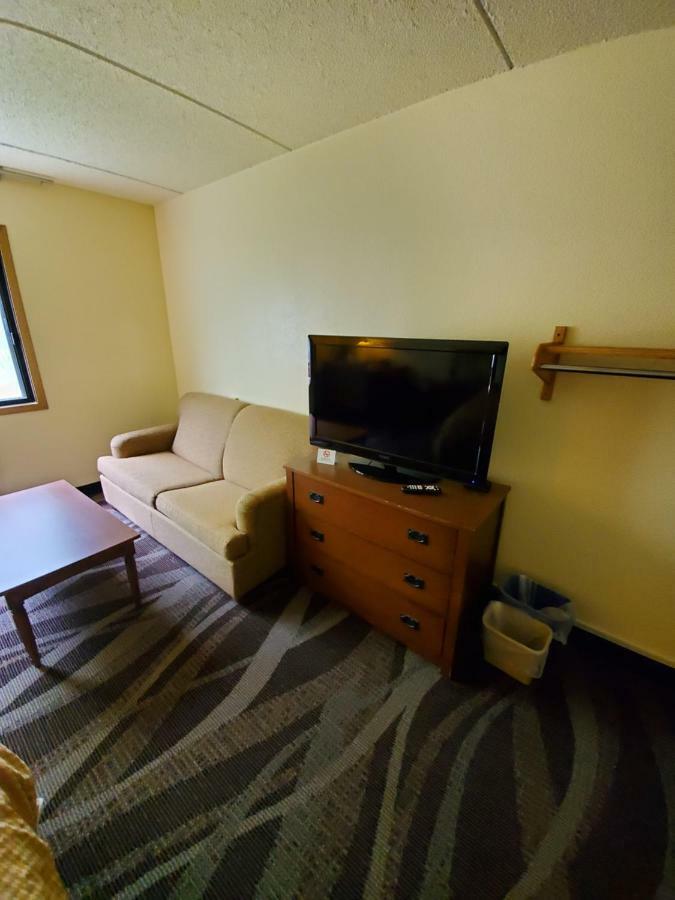 Boarders Inn And Suites By Cobblestone Hotels - Ripon Bagian luar foto