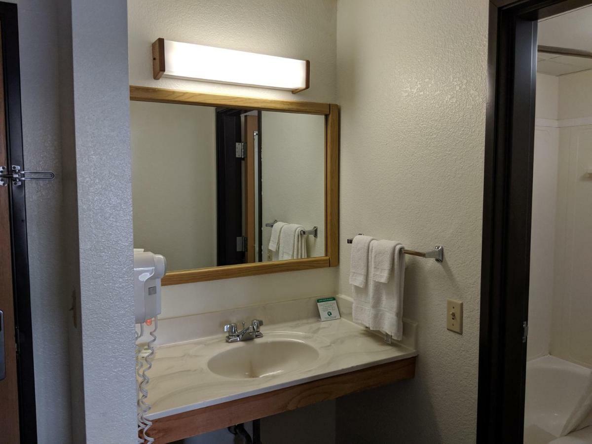 Boarders Inn And Suites By Cobblestone Hotels - Ripon Bagian luar foto