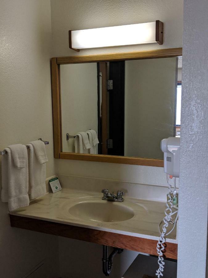 Boarders Inn And Suites By Cobblestone Hotels - Ripon Bagian luar foto