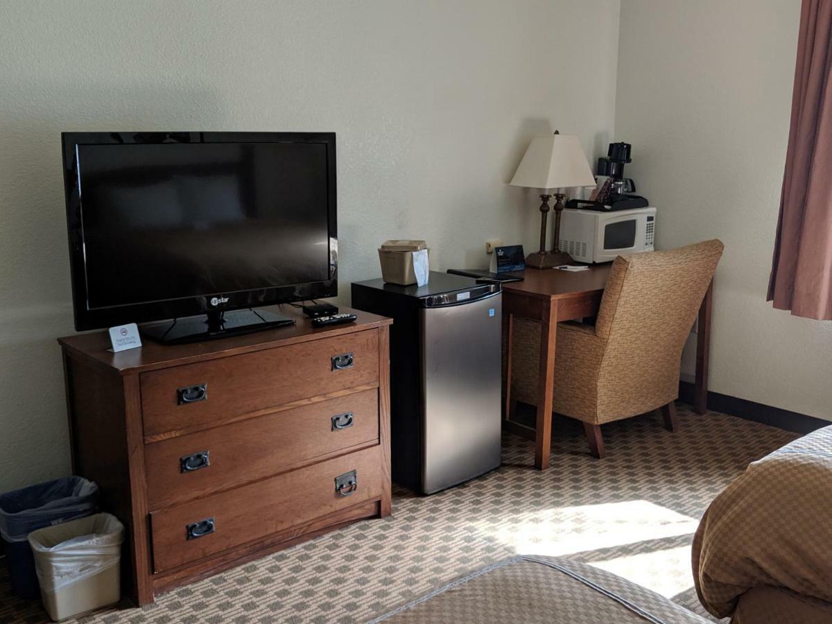 Boarders Inn And Suites By Cobblestone Hotels - Ripon Bagian luar foto
