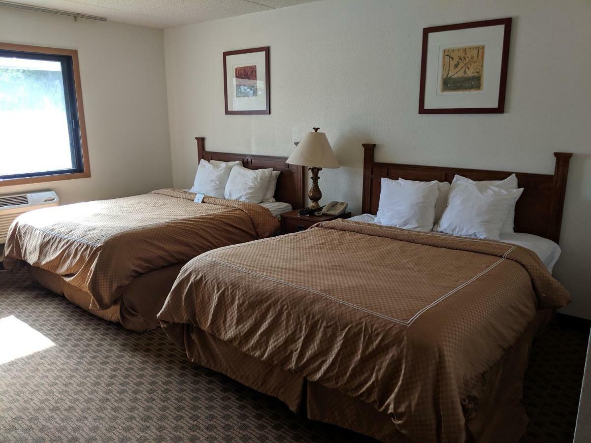 Boarders Inn And Suites By Cobblestone Hotels - Ripon Bagian luar foto