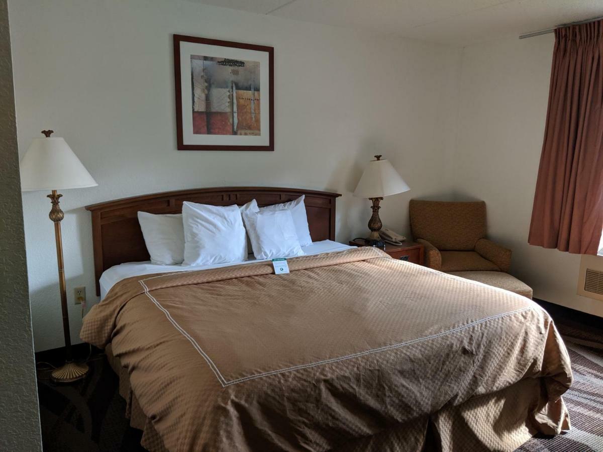 Boarders Inn And Suites By Cobblestone Hotels - Ripon Bagian luar foto